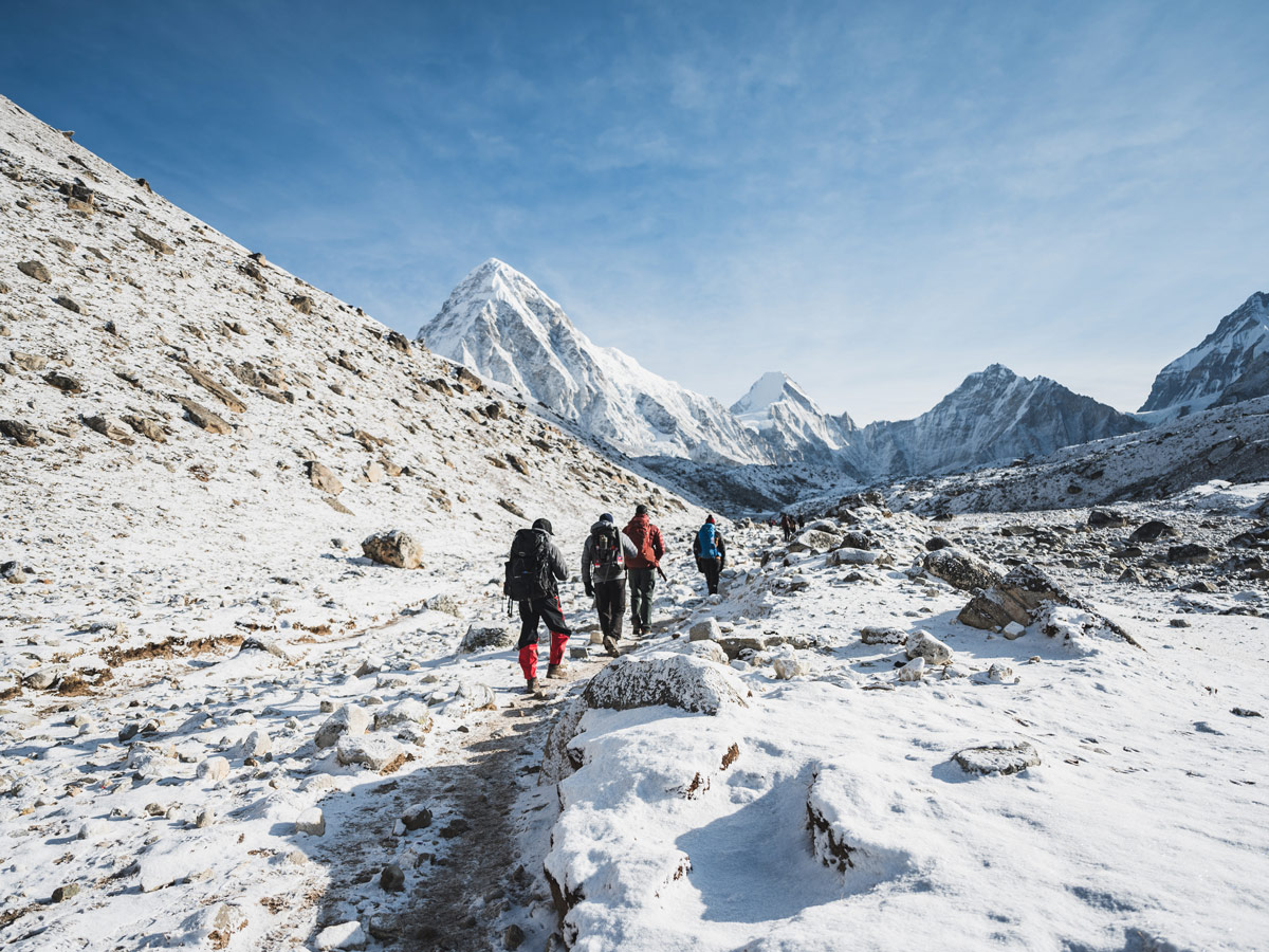 trekkers-enroute-gorakshep-purmori-in-horizon